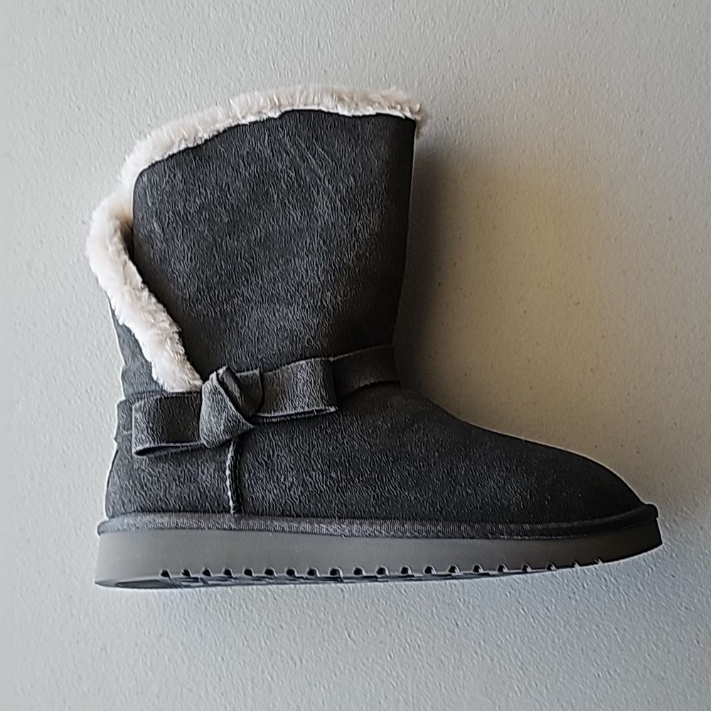 NIB Arlena Short Ugg in Grey, Size 9 Wide